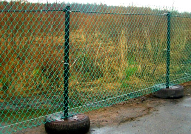 Из чего сделать временный забор-ограждение на участке на период стройки?