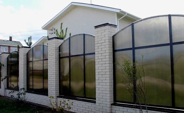 Заборы из поликарбоната для дачи: варианты конструкции и нюансы монтажа