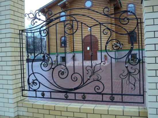 Кованые заборы – варианты конструкции, фото заборов и ворот с коваными элементами