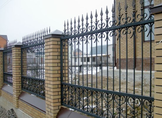 Кованые заборы – варианты конструкции, фото заборов и ворот с коваными элементами