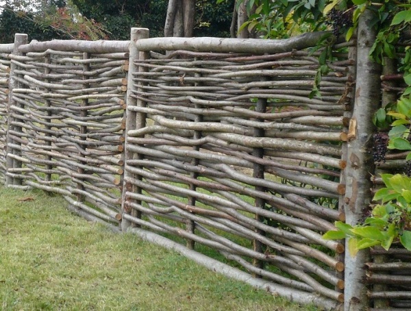 Недорогой забор для дачи. Какой самый дешевый способ построить забор?