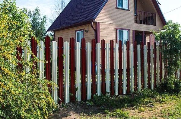 Недорогой забор для дачи. Какой самый дешевый способ построить забор?