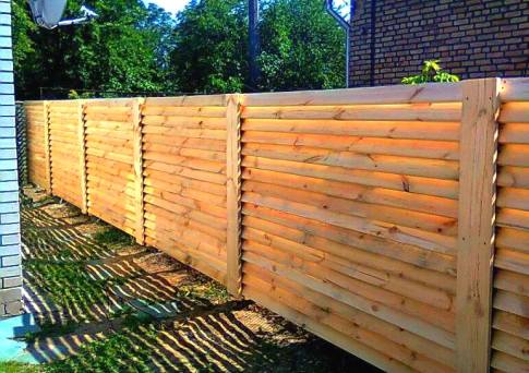 Виды деревянных заборов. Как сделать забор из деревянного штакетника?