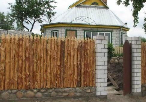 Виды деревянных заборов. Как сделать забор из деревянного штакетника?