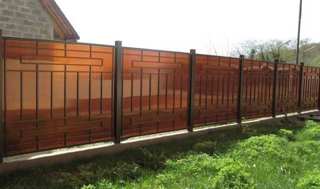 Забор из поликарбоната для дачи: варианты конструкции и нюансы монтажа