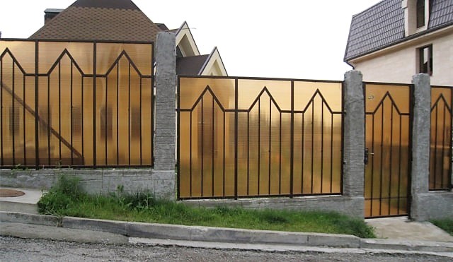 Забор из поликарбоната для дачи: варианты конструкции и нюансы монтажа