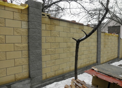 забор из бетонных блоков. Как построить забор из бетонных блоков своими руками?
