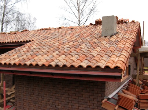 Чем и как покрыть крышу дома на даче?