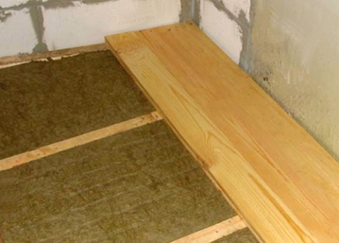 Чем покрыть и утеплить пол на даче - деревянный и бетонный