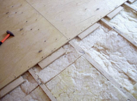 Чем покрыть и утеплить пол на даче - деревянный и бетонный