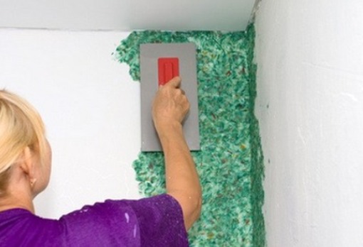 Как наносить жидкие обои на потолок и стены - технология проведения работ