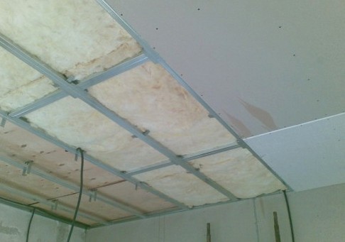 Отделка потолка на даче. Чем обшить и утеплить потолок в доме?