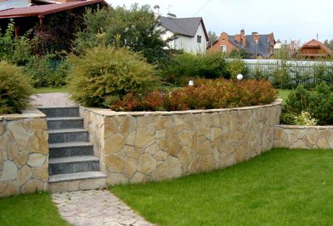 Подпорная стенка для сада своими руками из камня, бетона и дерева