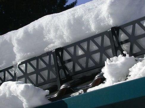 Снегозадержатели на крышу - виды и установка на металлочерепицу, профнастил и др.