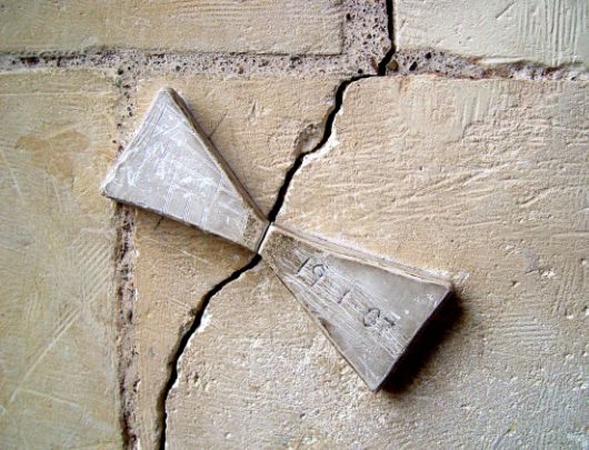 Трещины в доме - что делать? Как заделать трещины кирпичной в стене?