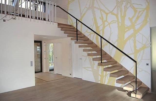 Виды и варианты оформления лестниц на второй этаж частного дома