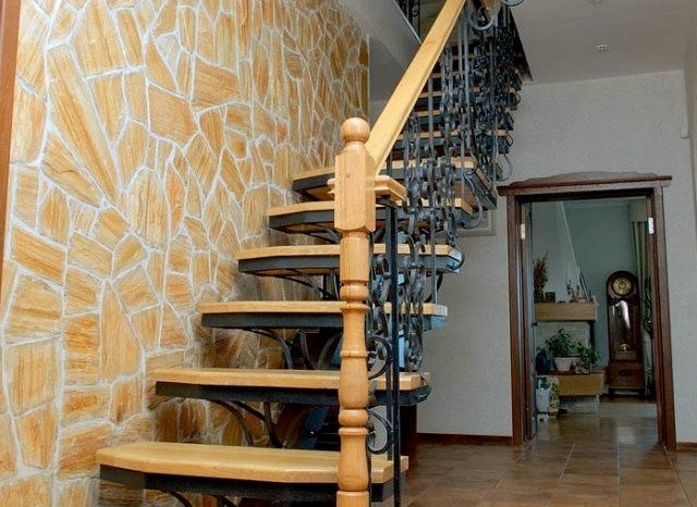 Виды и варианты оформления лестниц на второй этаж частного дома